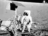 Bild: Conrad bei der Sonde Surveyor 3; Credit: NASA