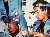 Bild: Ulf Merbold an Bord der Columbia; Credit: NASA