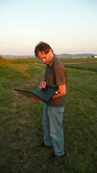 Markus Reithofer (Kuffner Sternwarte) auf der Suche nach dem Internet