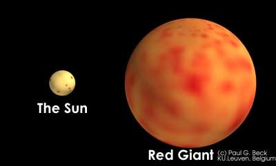 Durchmesservergleich und Rotationsrate eines Roten Riesen mit der Sonne