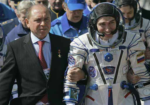 Zwei Kosmonauten-Generatonen; Credit: Dimitry Lovetzky