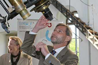 Wissenschaftsminister Johannes Hahn wirft einen Blick durch das historische Teleskop