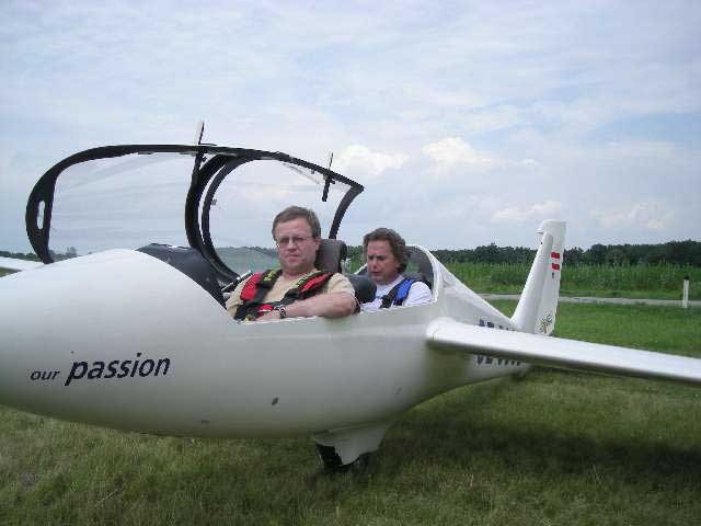 Parabelflug-Initiator Paul Bierl (hinten), Pilot Josef Reithofer