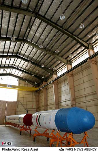 Komplette Rakete in der Montagehalle; Credit: Fars News