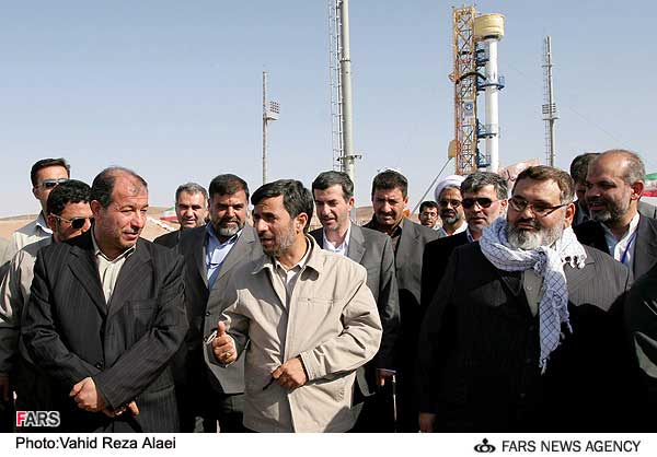Ahmadinejad mit Technikern und Beratern. Safir 2 im Hintergrund; Credit: Fars News