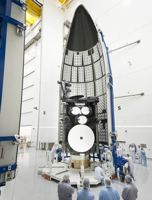 Satellit wird in Nutzlastverkleidung eingeschlossen CR Justin Ray Spaceflightnow Satellit wird in Nutzlastverkleidung eingeschlossen
